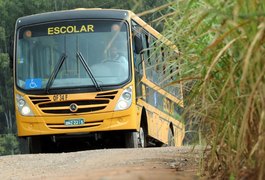 Dupla assalta ônibus escolar em Arapiraca