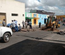 Vazamento de água faz asfalto ceder e preocupa população, em Arapiraca