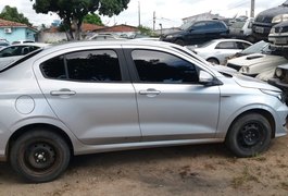 Polícia encontra carro roubado e com placa fria na zona rural de Arapiraca