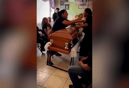 VÍDEO: Rivais amorosas brigam sobre caixão de falecido 'desejado' durante velório