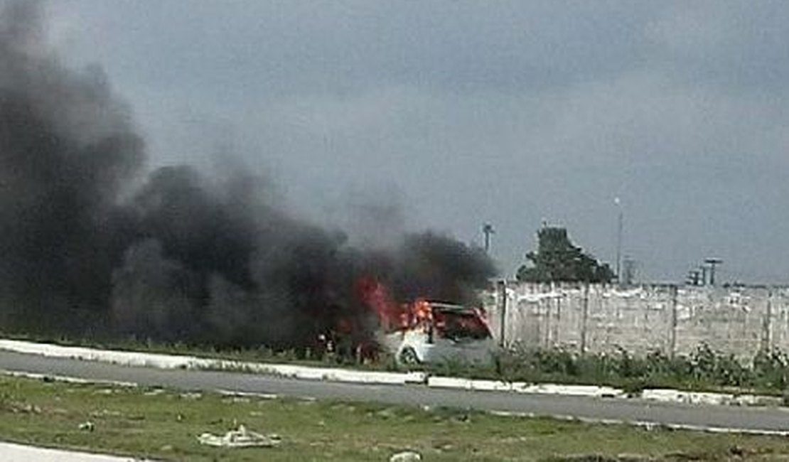 Veículo pega fogo próximo ao aeroporto, em Maceió
