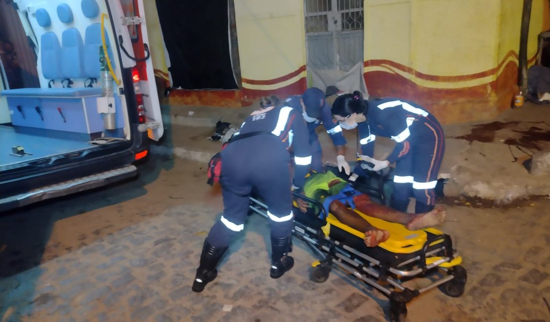 Vídeo. Dupla atira contra usuário de drogas, na frente de bar em Arapiraca