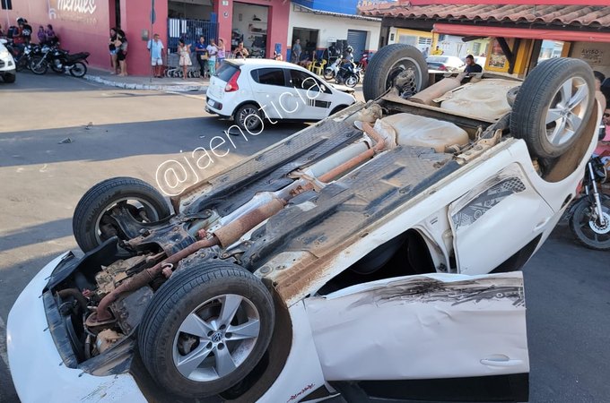 Carro avança placa de parada obrigatória e colide na lateral de veículo causando capotamento, em Arapiraca