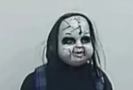 Homem com máscara de Chucky é preso após perseguir moradores nos EUA