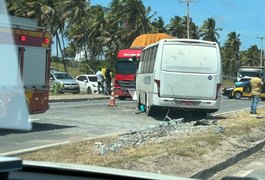 Acidente com transporte intermunicipal deixa ao menos 12 pessoas feridas em Maceió