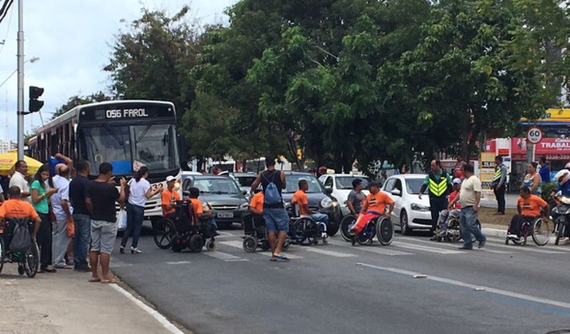 Protesto de cadeirantes bloqueia trecho da Avenida Fernandes Lima