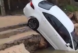 Carro fica parcialmente submerso após cair de elevação as margens de praia de Maceió