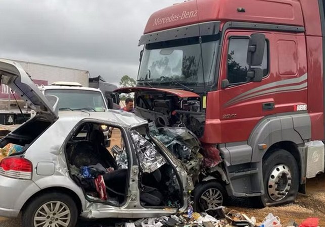 Seis pessoas de família de Delmiro Gouveia morrem em batida entre carro e carreta em MG