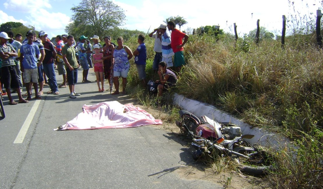 Colisão entre moto e caminhonete deixa uma vítima fatal na Serra das Pias