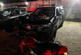 Ação da Companhia de Choque prende dois homens por tráfico de drogas e recupera moto roubada no Vergel