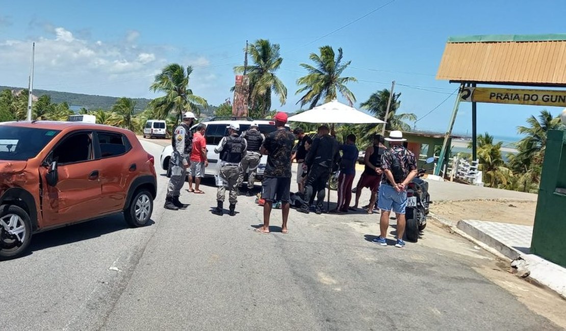 Colisão envolvendo carro e moto deixa homem ferido, na AL 101 Sul
