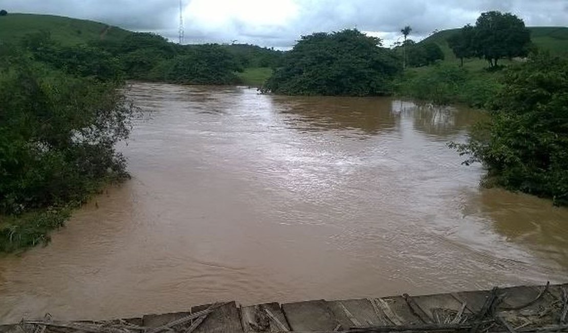Rio Jacuípe corre risco de transbordar nas próximas horas e água pode invadir residências, alerta Semarh