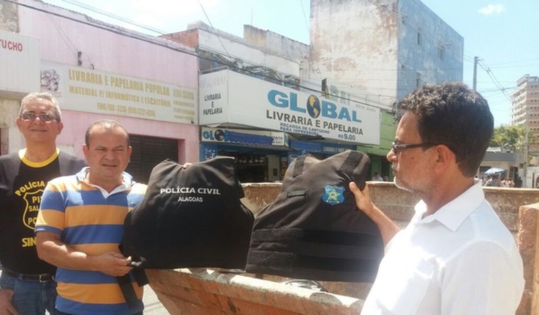 Policiais civis jogam coletes vencidos no lixo durante protesto