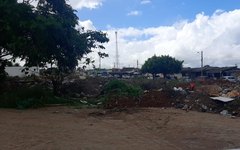 Lixo toma conta de rua no bairro Primavera