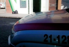 Criminosos invadem laboratório, ameaçam funcionária com faca e roubam celular, em Arapiraca