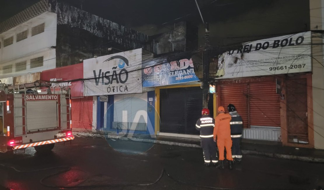 Incêndio atinge fiação de internet e queima fachadas de lojas na Rua São Francisco, em Arapiraca