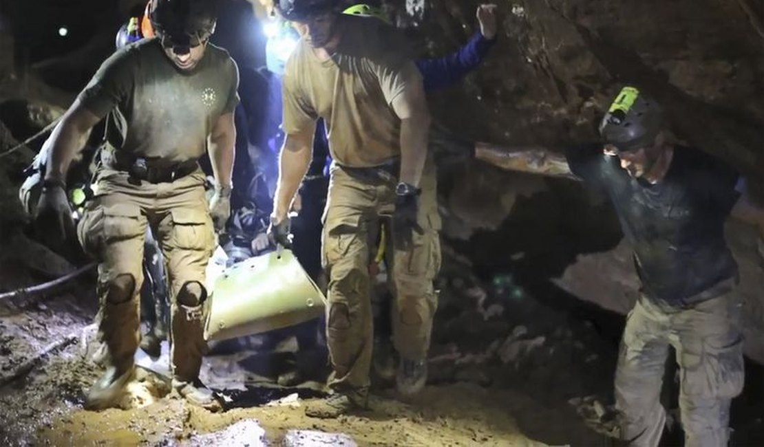 Marinha tailandesa divulga vídeo de resgate de garotos em caverna