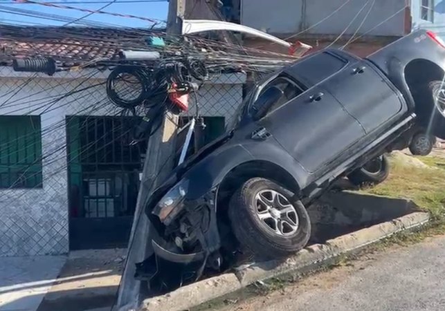 Motorista cochila e caminhonete colide contra poste em Marechal Deodoro