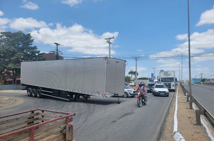 Cavalo mecânico se desprende de baú de carreta, que fica atravessado na AL-220, em Arapiraca