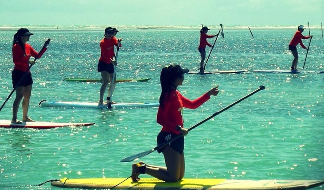 Stand Up (SUP) Paddle vira febre de verão na orla de Maceió