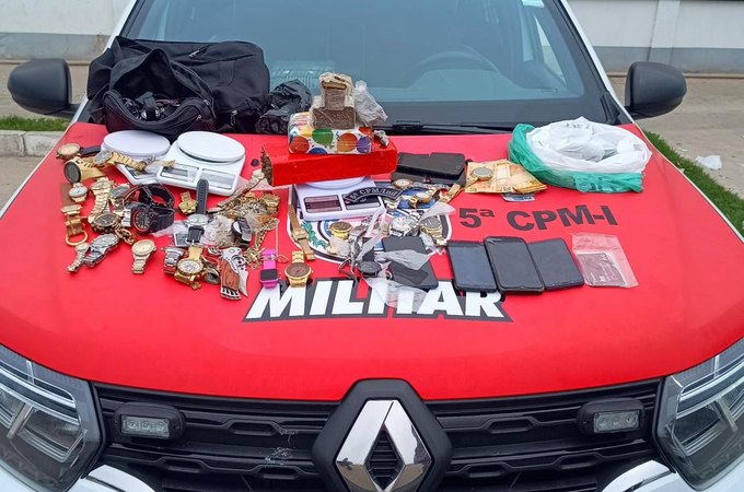 PM apreende drogas, dezenas de relógios e prende suspeitos em Maceió e no interior