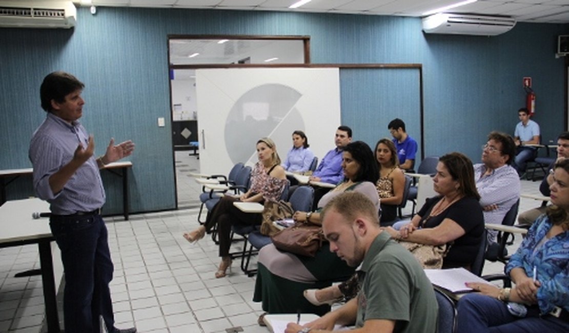 Durante reunião, empresário fala sobre obras do Shopping