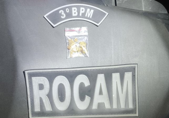 Homem é flagrado com maconha durante patrulhamento da ROCAM em Arapiraca