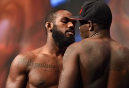 Jon Jones faz encarada intensa com Ovince St. Preux, a luta de hoje promete