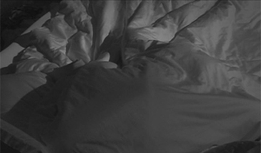 BBB15: Após briga, Fernando e Amanda tem noite quente na cama