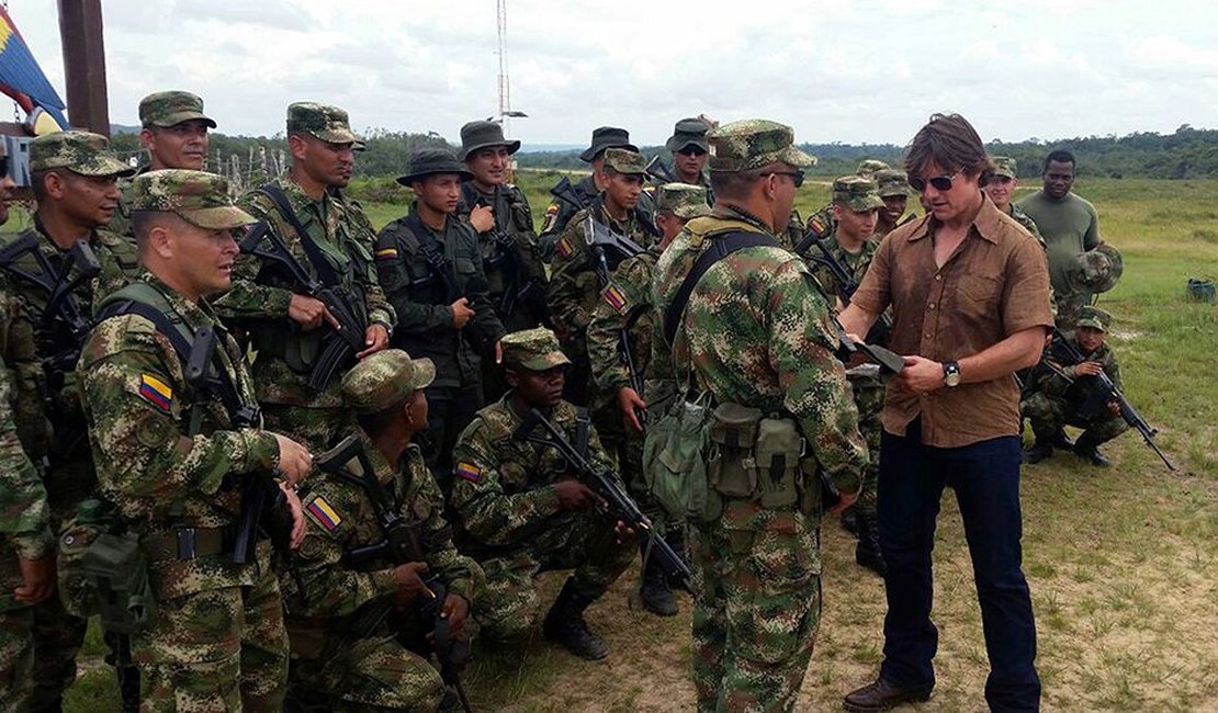 Tom Cruise visita membros do exército da Colômbia