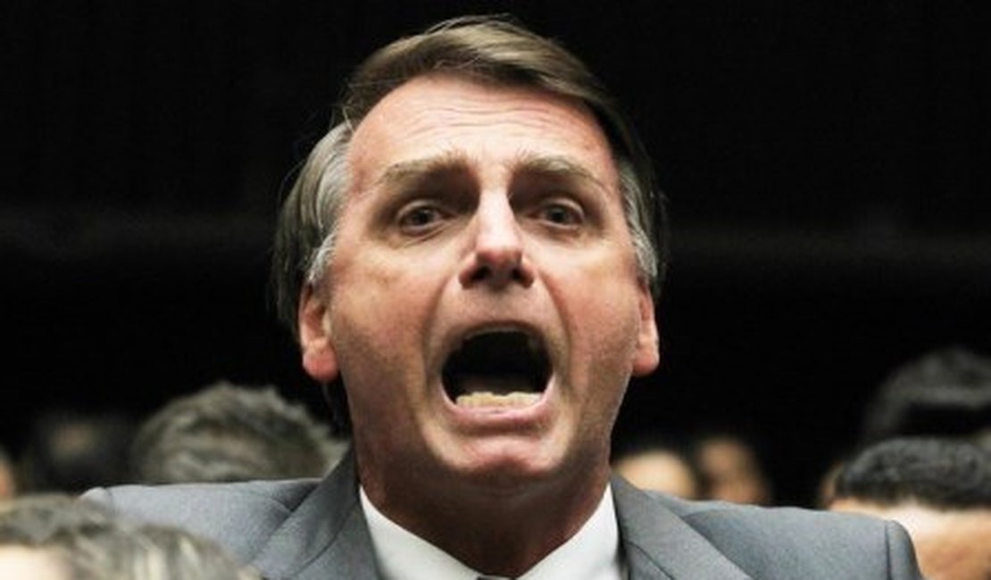 Bolsonaro cai no chão ao tentar salto durante comício no Rio de Janeiro; assista