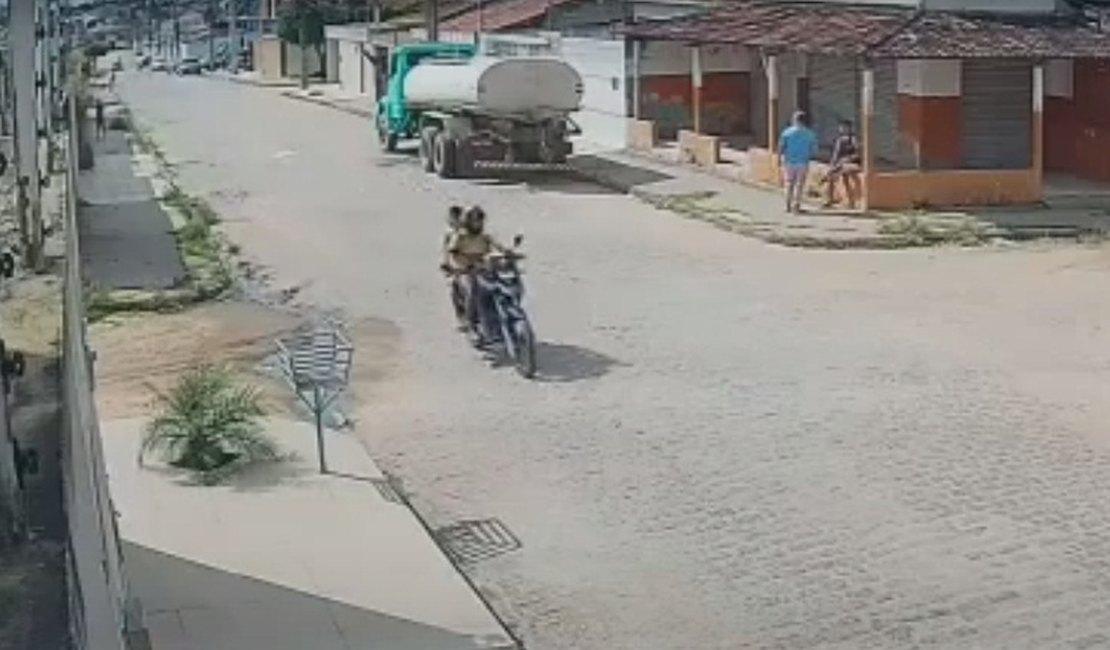 Vídeo. Câmera de segurança flagra casal roubando bolsa de mulher em Arapiraca