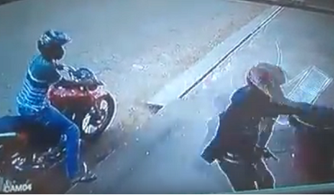 VÍDEO. Dupla em moto assalta mercadinho na zona rural de Arapiraca