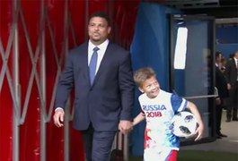 Ronaldo representa o Brasil na abertura da Copa do Mundo