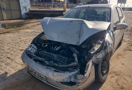 Carro fica destruído em batida com caminhão-baú em Arapiraca