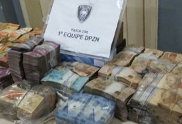 Homem se surpreende ao encontrar meio milhão de reais e armas no quintal de casa