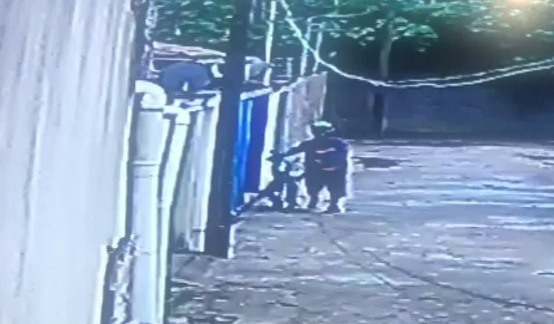 VÍDEO: Homem aproveita viagem de proprietário e invade residência para furtar, em Arapiraca