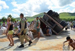 Carretas tombam em dois trechos da rodovia BR-101