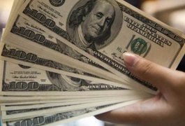 Dólar opera em alta e chega a R$ 4,62