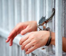 Policial penal entra em cela e mata homem que estuprou a esposa dele