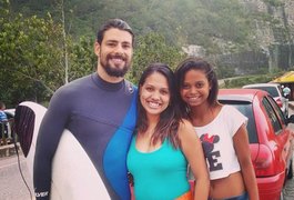 Coincidência: Cauã Reymond e Isis Valverde são fotografados por fã na mesma praia