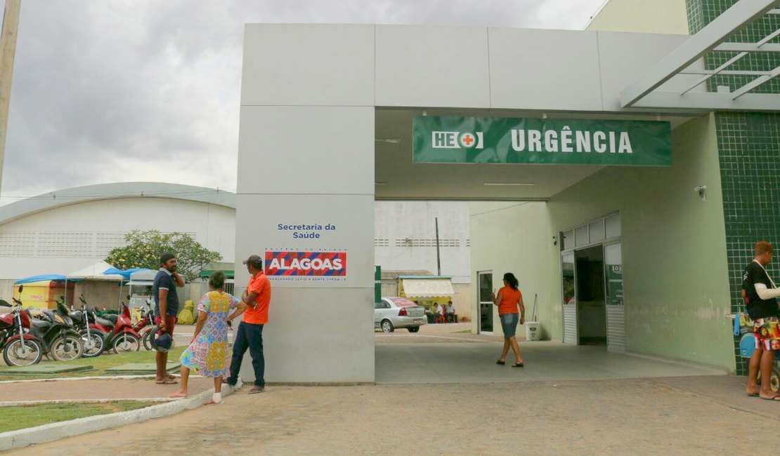 Jovem fica ferido em colisão entre carro e moto em Arapiraca