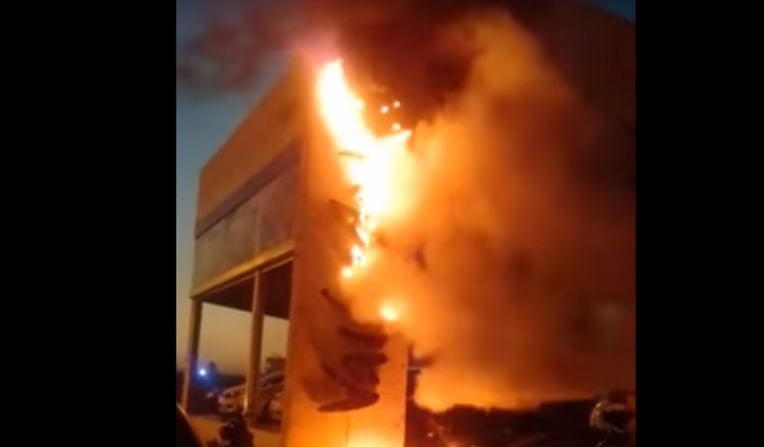 VÍDEO. Curto-circuito quase causa incêndio em loja de Arapiraca