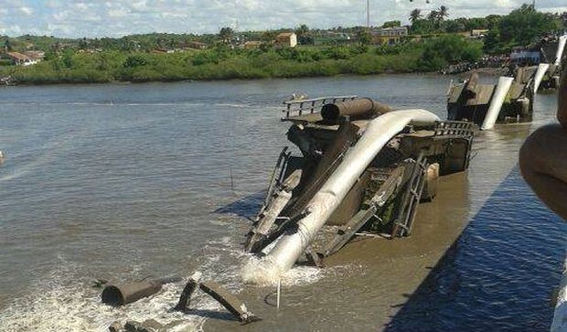 Ponte desaba e rompe tubulação de água em Laranjeiras/SE