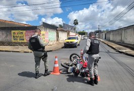 Motorista avança placa de pare e atinge motociclista em Arapiraca; vítima sofreu ferimentos graves