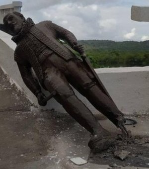 Estátua de Maurício de Nassau, em Penedo é danificada por vândalos