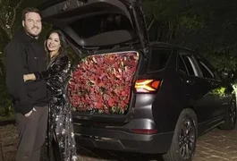 Thiago Nigro presenteia Maíra Cardi com carro recheado de flores