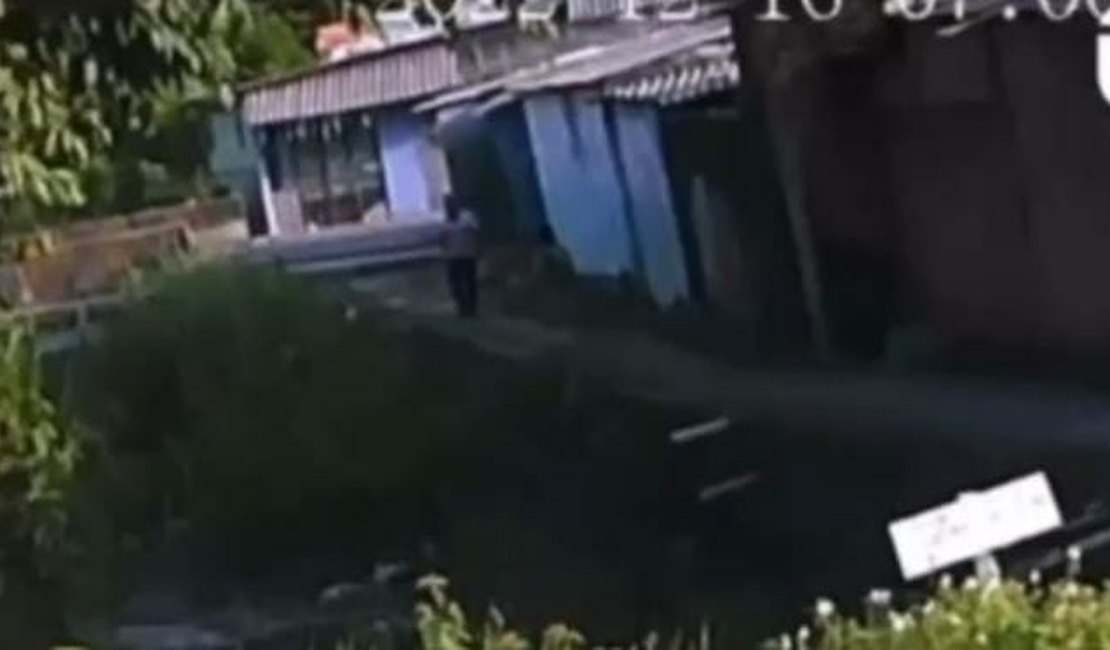 Em vídeo, homem arrasta menina para beco e tenta sequestrá-la em Manaus
