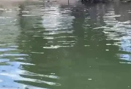 Homem é encontrado morto com marcas de espancamento e tiros no Vergel do Lago, em Maceió