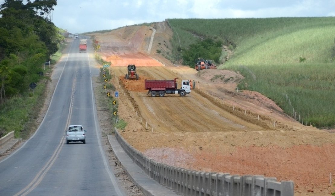 Três pessoas ficam feridas após capotamento na BR-101, em Pilar